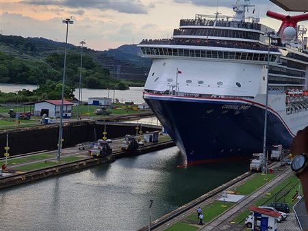Canal do Panamá recebe o navio Canival Spirit