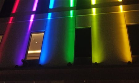 JW Marriott São Paulo ilumina fachada com as cores LGBTQ+
