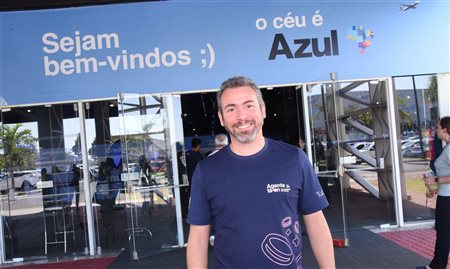 Azul Viagens entrega carro 0km para agente destaque em vendas de SP e MG