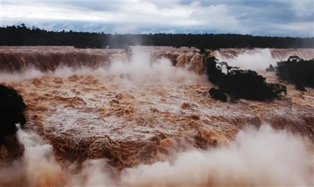 Passarela das Cataratas do Iguaçu segue interditada após enchente; imagens