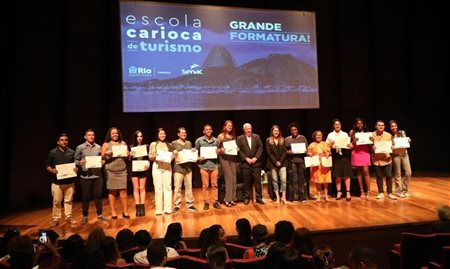 Prefeitura do Rio diploma alunos de turma da Escola Carioca de Turismo