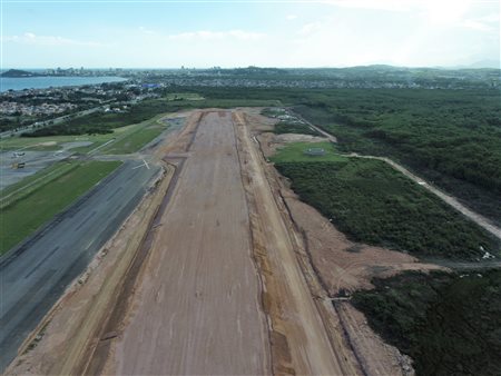 Ampliação de pista no Aeroporto de Macaé (RJ) está 50% concluída