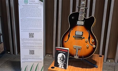 Fairmont Rio celebra Bossa Nova com exposição e leilão de guitarra