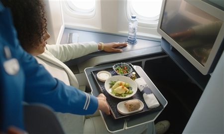 Por meio de IA, KLM reduzirá 63% do desperdício de alimentos a bordo