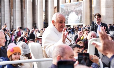Um oi para o Papa no Vaticano durante famtour de Visual, ITA e Carrani