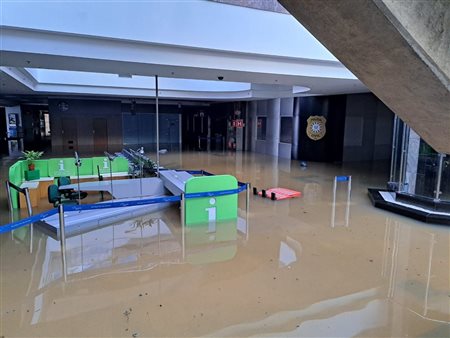 Imagens mostram Aeroporto de Porto Alegre totalmente inundado