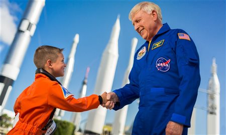 Conheça astronautas de pertinho no Complexo de Visitantes da NASA Conheça astronautas de pertinho no Complexo de Visitantes da NASA