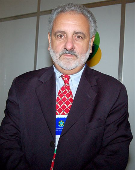 Empresário critica política de charters da Embratur