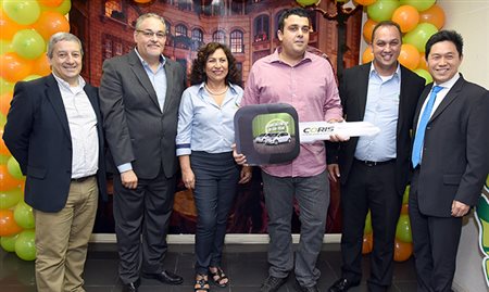 April Coris entrega mais um automóvel para agente; veja