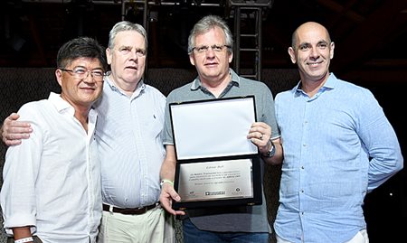 Bull é homenageado por associados Abracorp; fotos