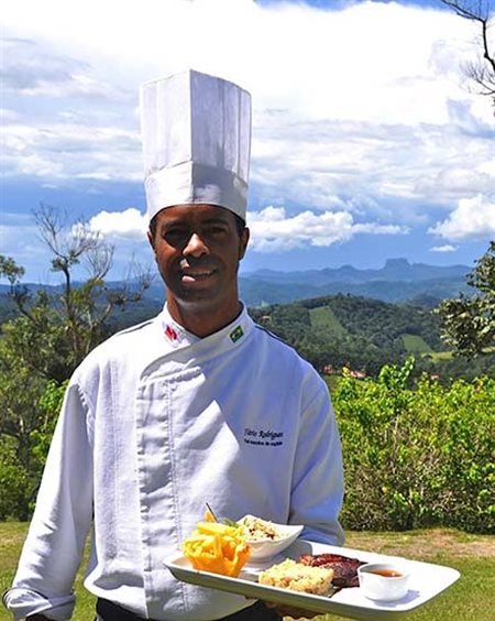 Chef Flávio Rodrigues assume na Pousada Quinta dos Pinhais (SP)