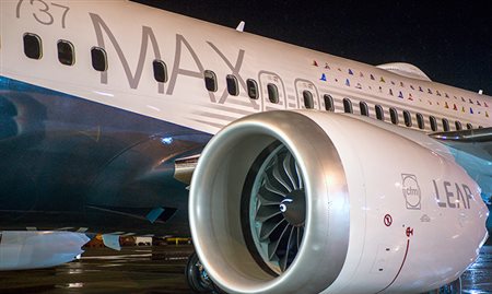 Boeing celebra estreia do 737 MAX 8