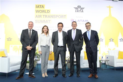 Painel Iata de CEOs debate alta do QAV, excesso de regulação e demais desafios globais
