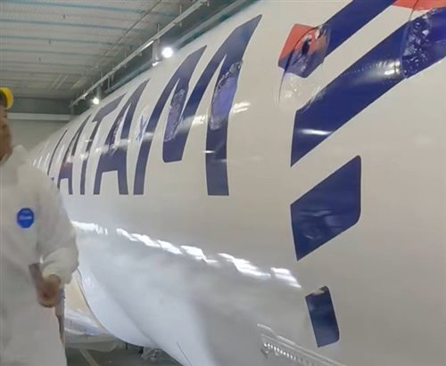 CEO da Latam empolga fãs com vídeo da pintura do Embraer; assista