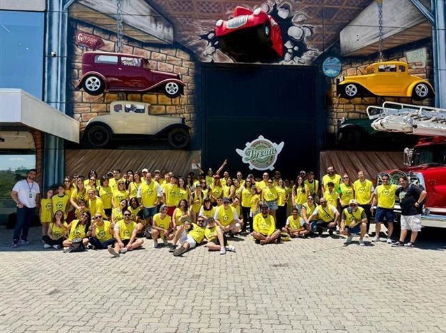 100 agentes de viagens parceiros da CVC fazem bate e volta no Dream Car, em São Roque