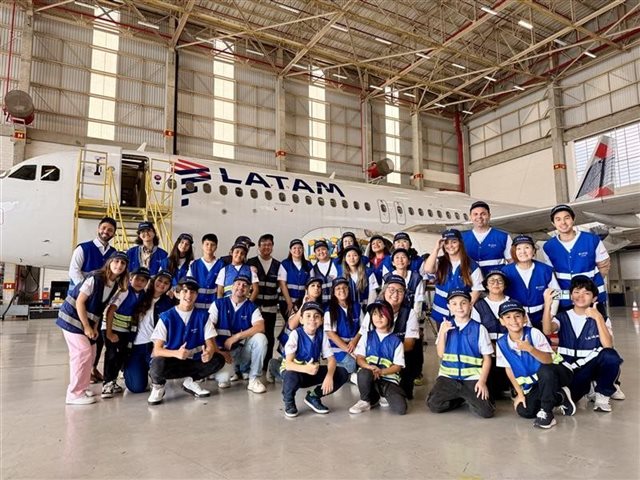 Convidados da Quickly Travel visitam centro de manutenção da Latam