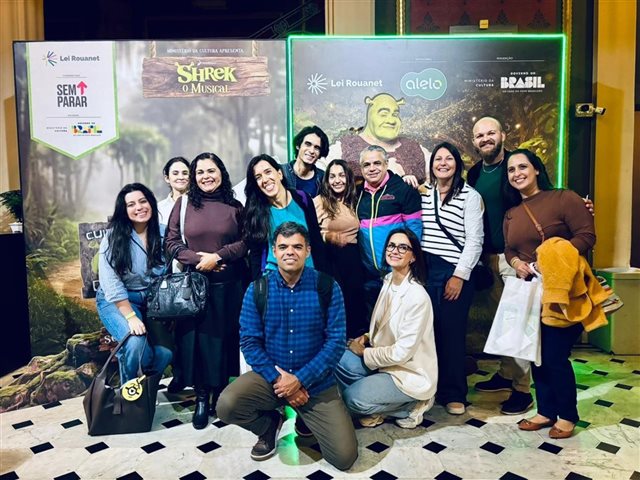 Agentes do programa Universal Experts participam de treinamento com experiência no Shrek – O Musical