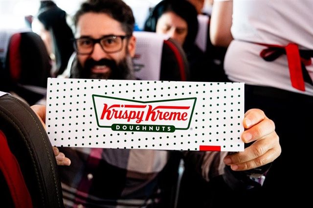 Krispy Kreme e Latam Airlines surpreendem passageiros com donut drop em voo especial