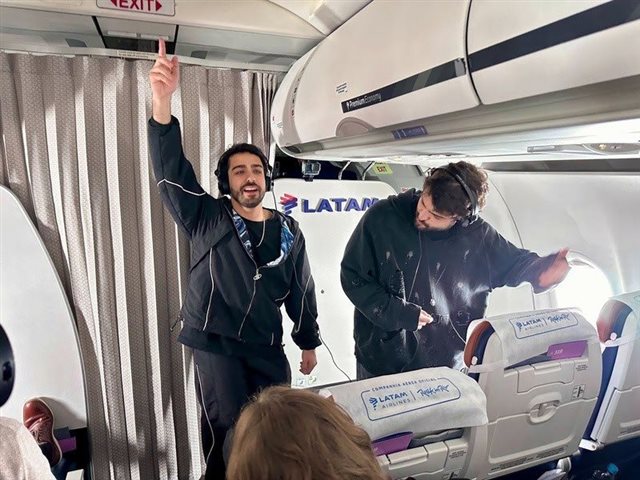 Em ação especial para o Rock in Rio, Latam realiza show de Cat Dealers a bordo de ponte aérea