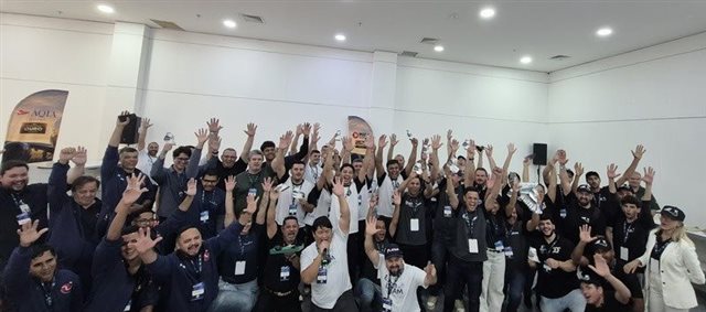 Latam aproxima estudantes do mercado de manutenção aeronáutica durante a Feira MRO Brasil