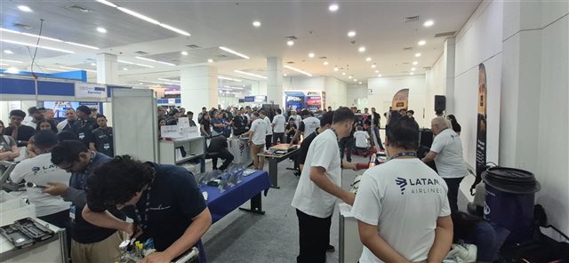 Latam aproxima estudantes do mercado de manutenção aeronáutica durante a Feira MRO Brasil